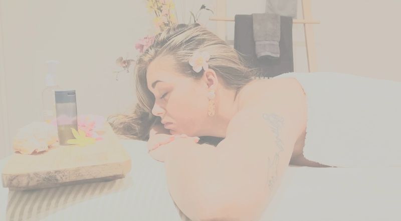 Miranda bereidt massageolie voor van pure etherische oliën