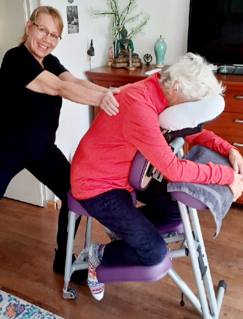 Stoelmassage op locatie – Miranda masseert rug, nek en schouders